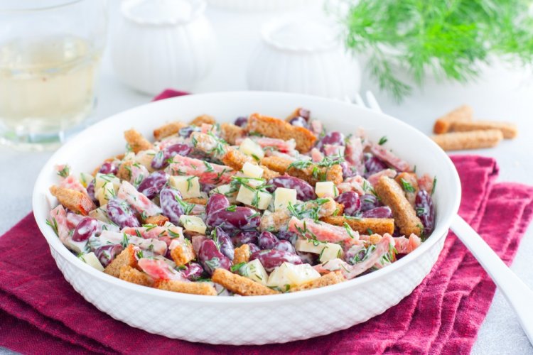 Салат с фасолью, колбасой и сухариками