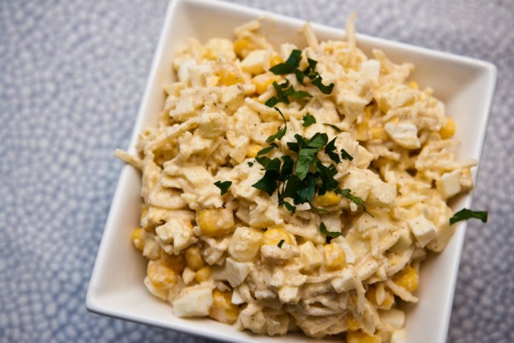 Салат со шпротами и кукурузой