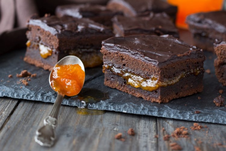 Постный шоколадный пирог с вареньем