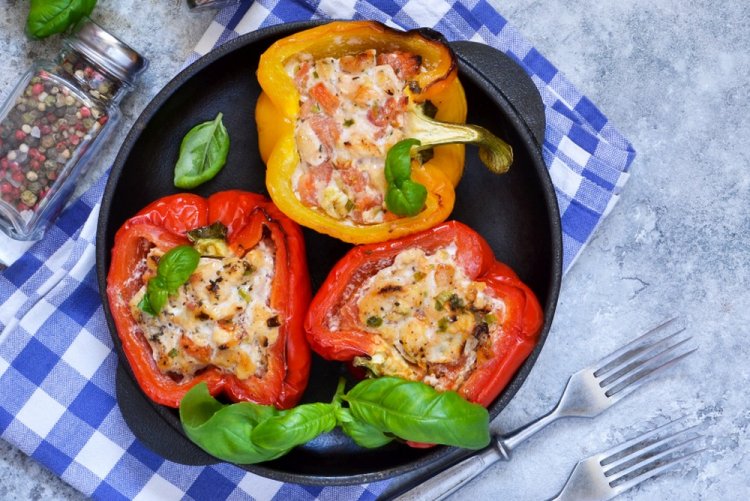 Фаршированные перцы с курицей и творогом в аэрогриле