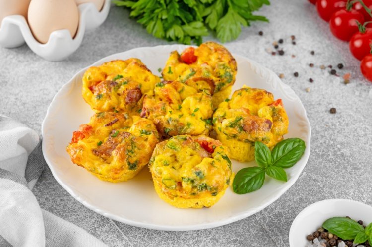 Омлет с колбасой и сыром в аэрогриле