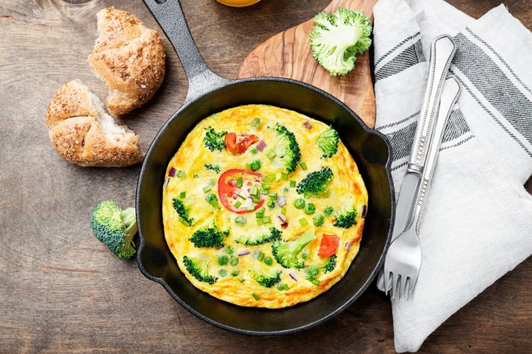 Омлет с помидором и брокколи в аэрогриле