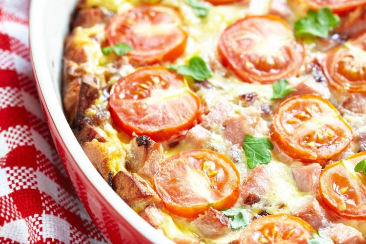 Омлет с сосисками и помидорами в аэрогриле