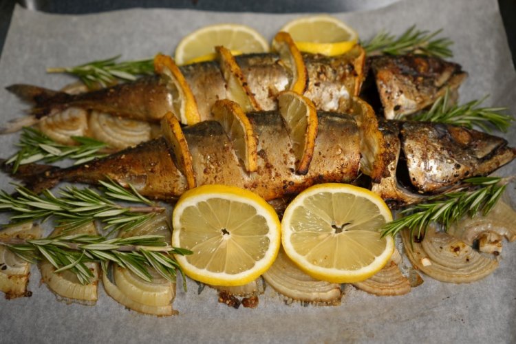 Скумбрия с луком в аэрогриле