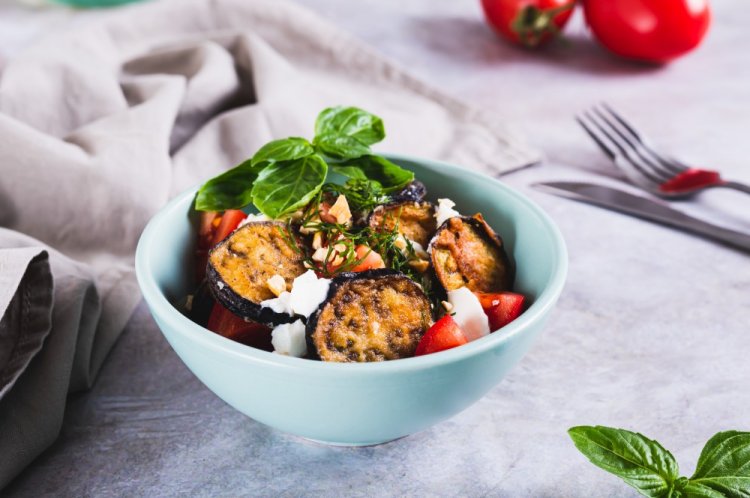 Салат с творожным сыром и хрустящими баклажанами