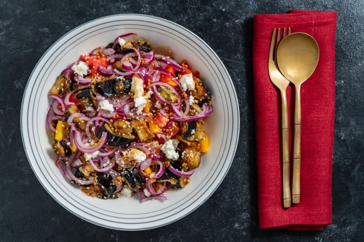 Салат с фетой, хрустящими баклажанами и грецкими орехами