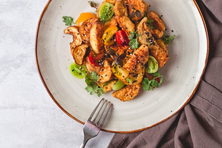 Салат с хрустящими баклажанами и болгарским перцем