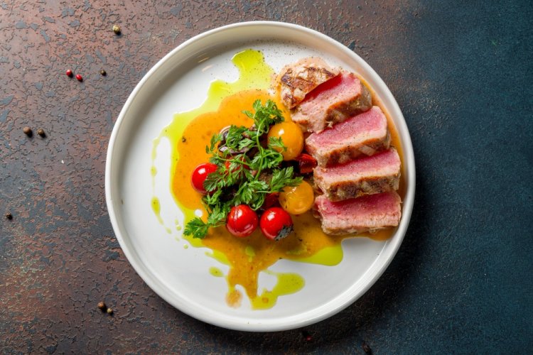 Стейк из тунца в вине и с помидорами