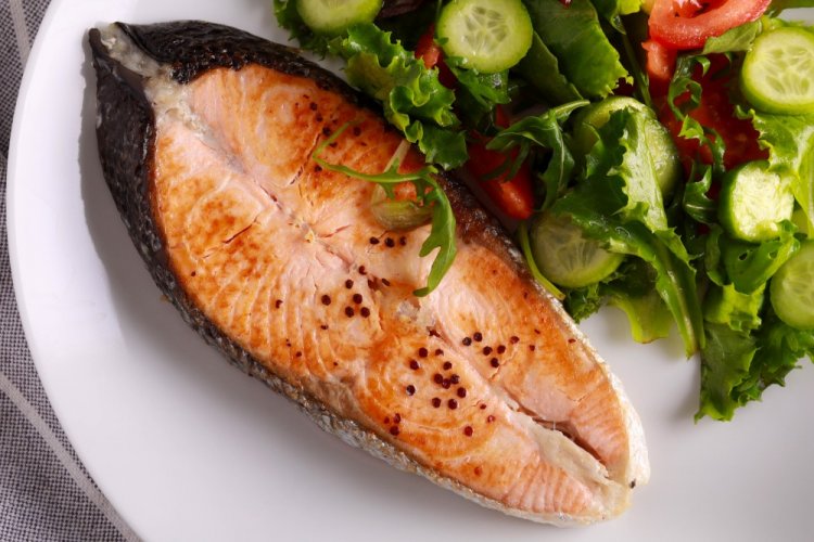 Стейки из форели с зеленью на сковороде