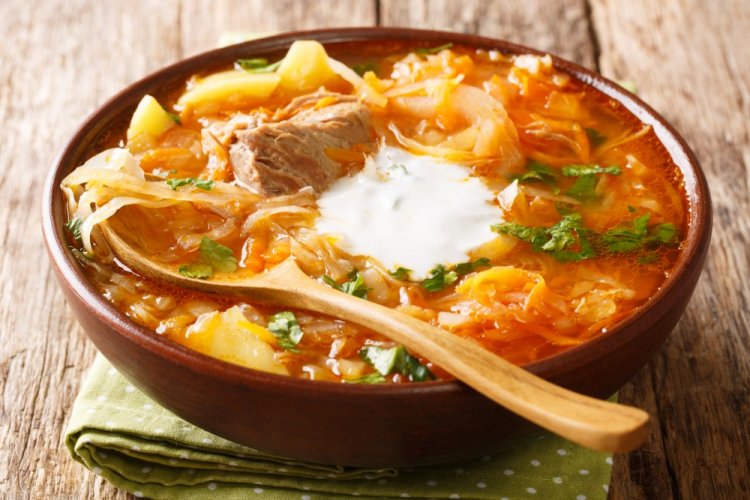 Щи с квашеной капустой и мясом в афганском казане