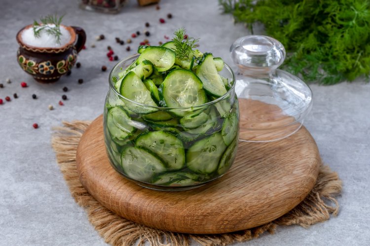 8 бесподобных рецептов салата из огурцов с укропом на зиму
