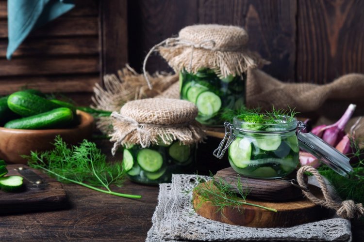Салат из огурцов с укропом без варки