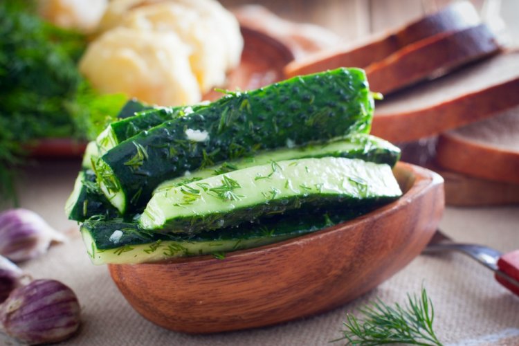 Салат из огурцов брусочками с укропом на зиму