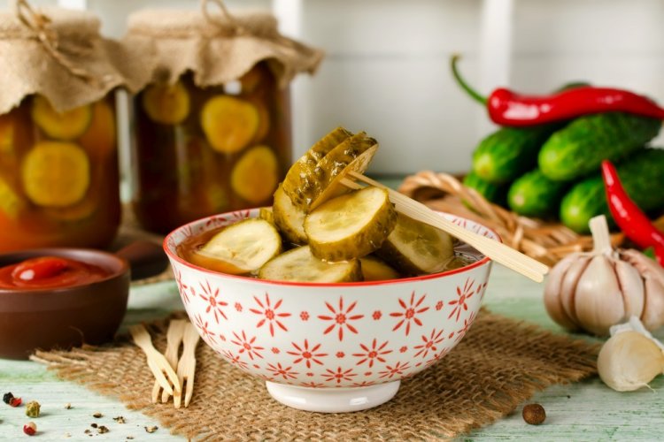 Салат из огурцов с укропом в томатном соусе