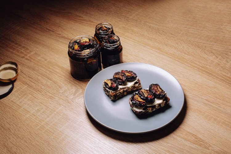 Вяленые сливы в сушилке