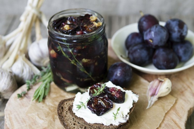 Вяленые сливы с чесноком, тимьяном и розмарином