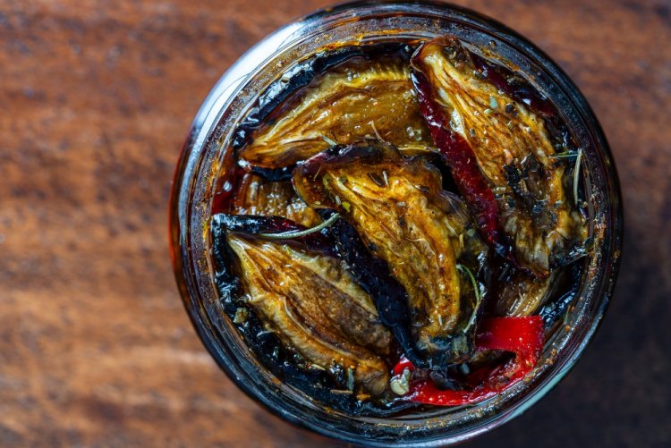 Вяленые сливы с ароматными травами