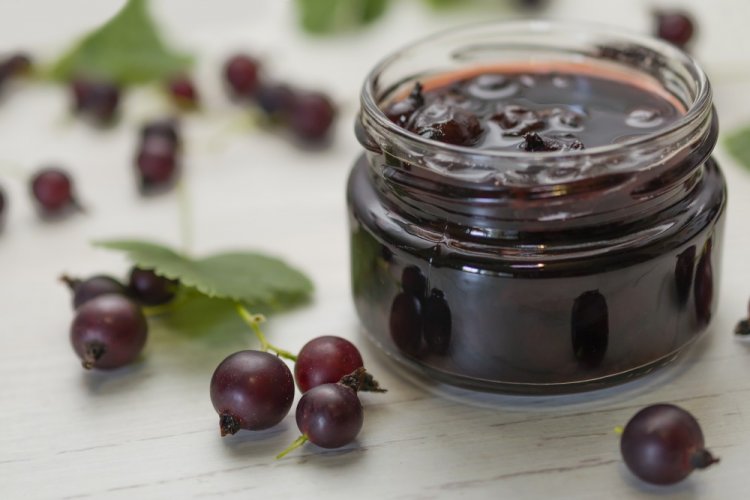 Быстрое варенье из черного крыжовника