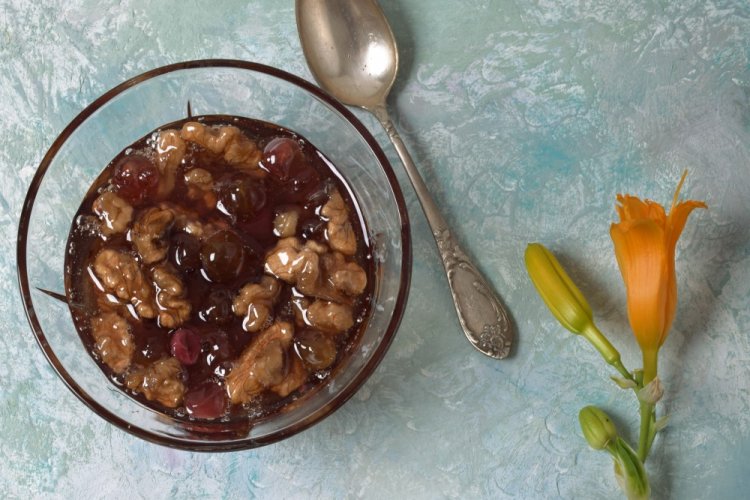 Варенье из черного крыжовника с грецкими орехами