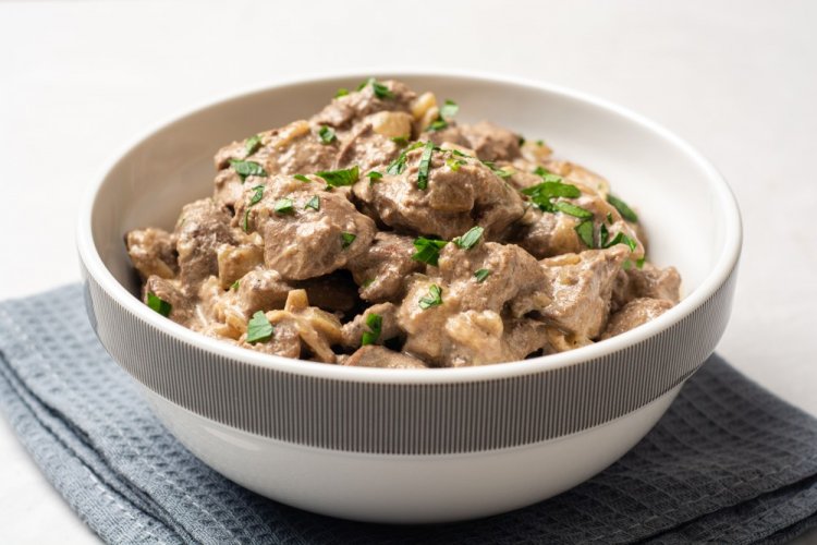 Куриная печень с луком в сметане