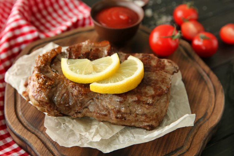 Стейки из свинины в лимонном маринаде