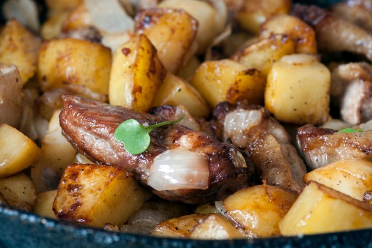 Жареная картошка с мясом и чесноком на сковороде