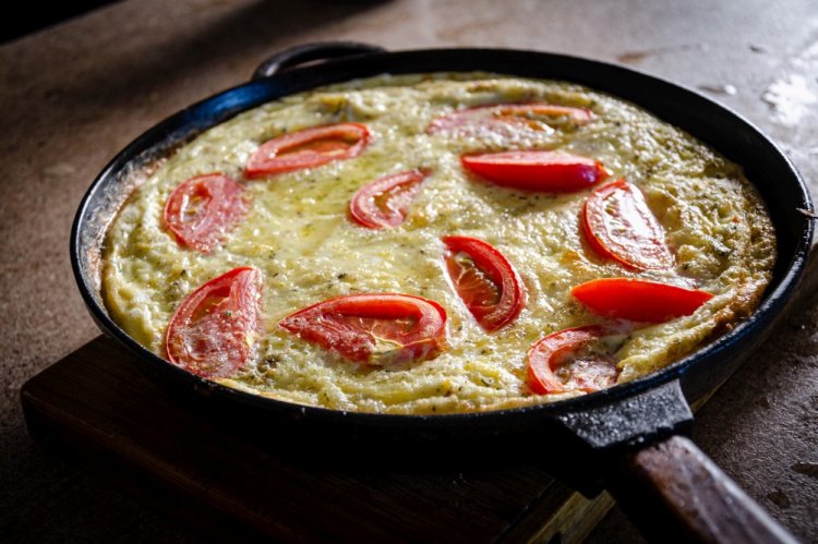 Жареная картошка с мясом и помидорами под сыром