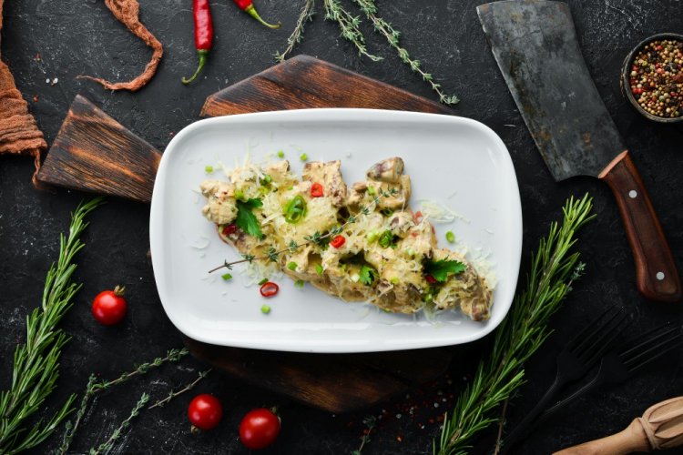 Куриные сердечки в сметанно-сырном соусе на сковороде