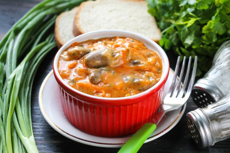 Куриные сердечки с помидорами в сметане на сковороде