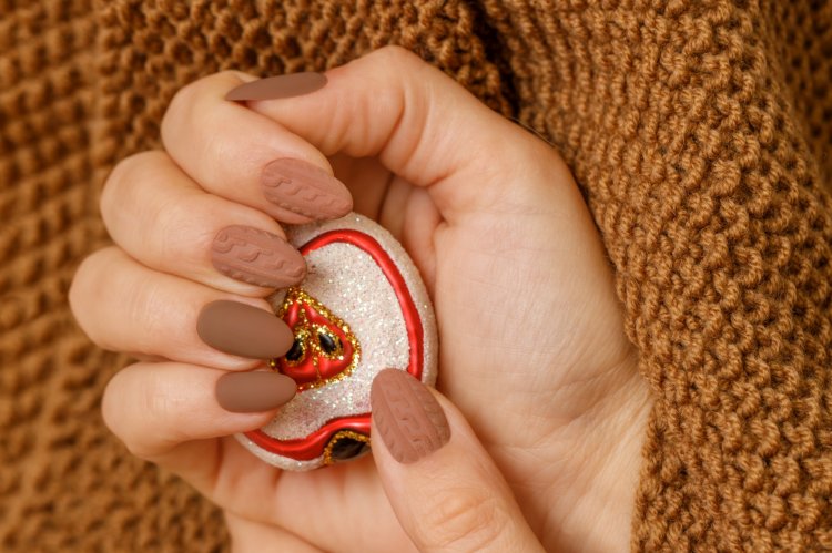 Осенний маникюр 2025 на короткие ногти: модные и красивые идеи (40 фото)