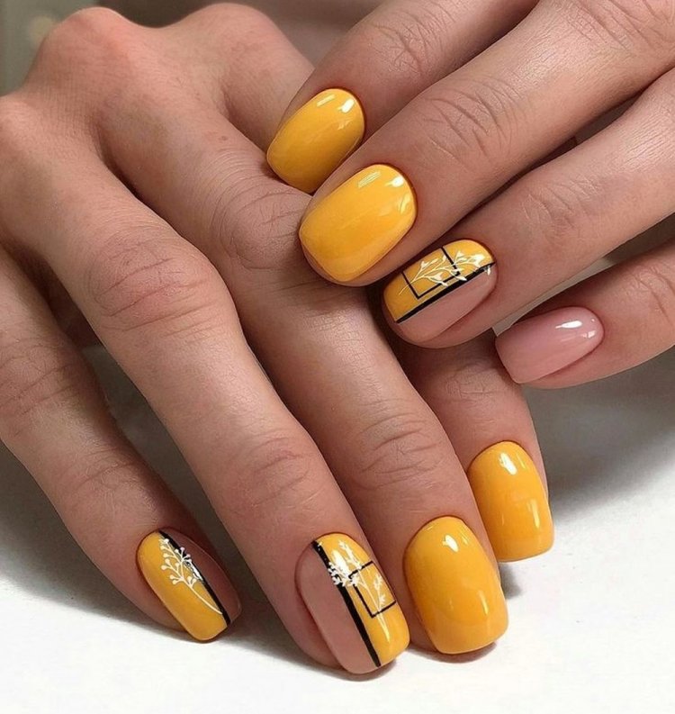 Горчичный маникюр с акцентами