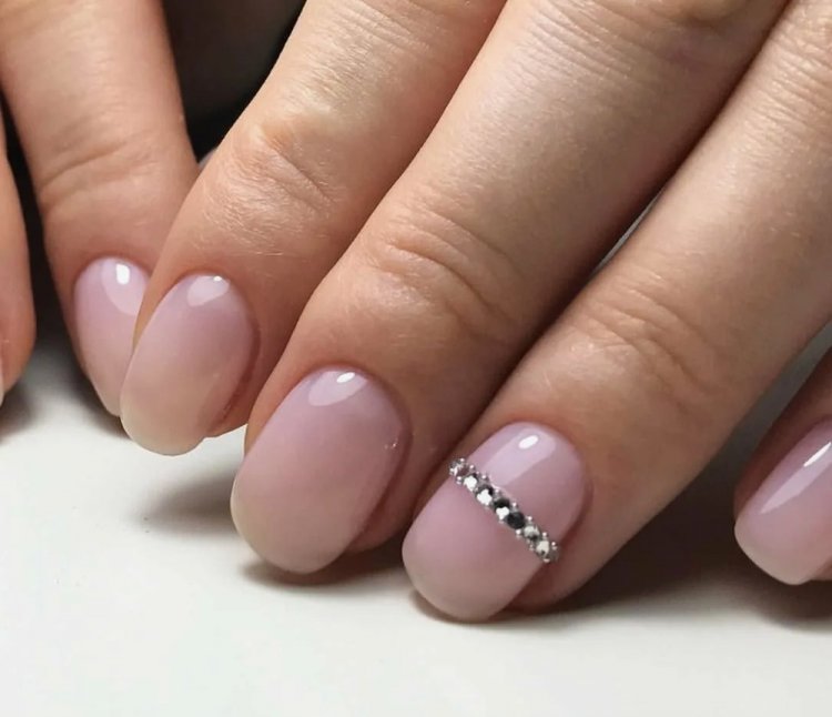 Мелкие стразы на ногтях