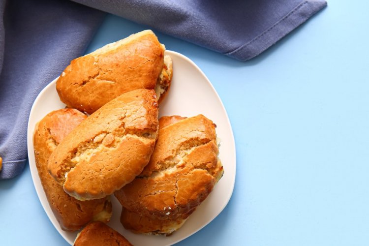 Сочники с белковым кремом и орехами