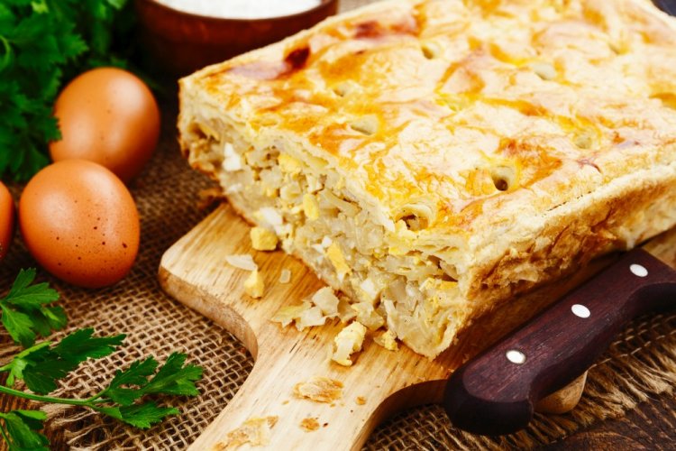 Пирог из слоеного теста с капустой