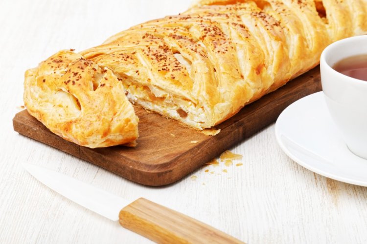 Пирог из слоеного теста с творогом