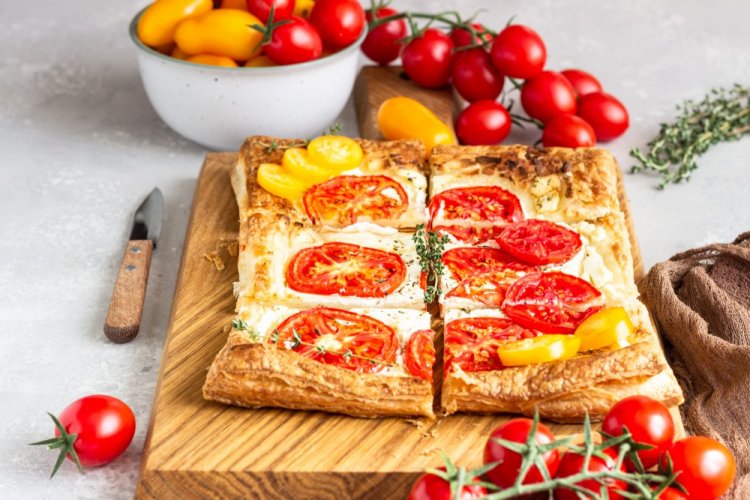 Пирог из слоеного теста с помидорами и моцареллой