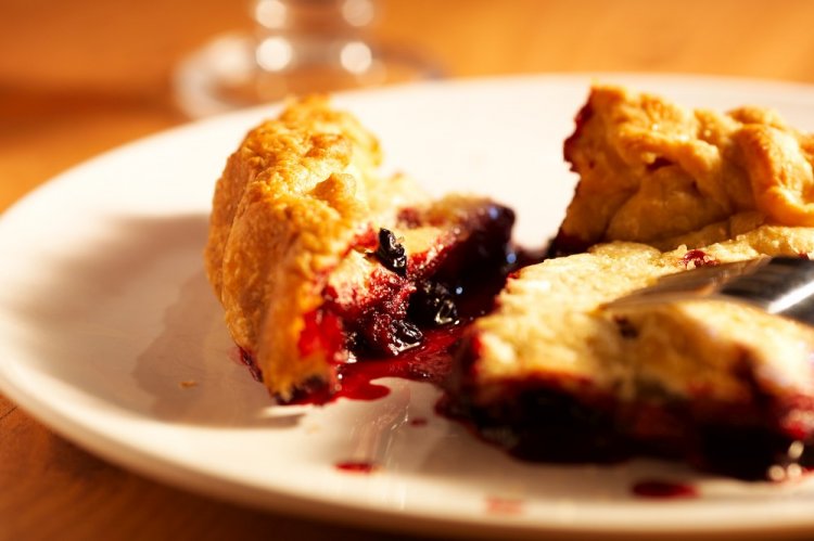 Пирог из слоеного теста с черной смородиной и орехами