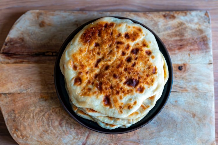 Дрожжевые лепешки с сыром на сковороде