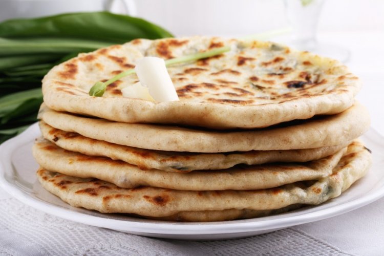 Лепешки с сыром и яйцом на сковороде