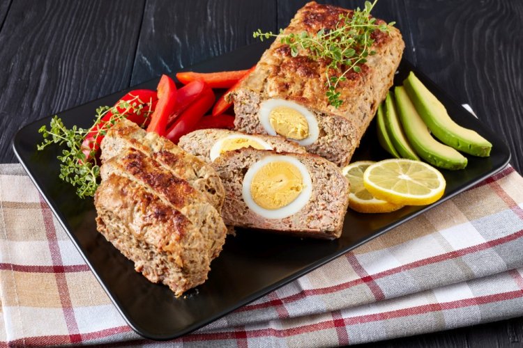 Мясной рулет с яйцом