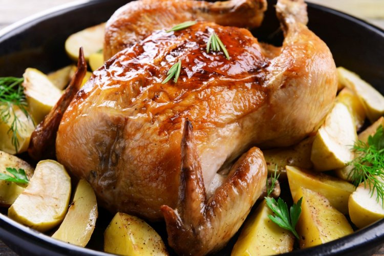 Запеченная курица с яблоками и хрустящей корочкой