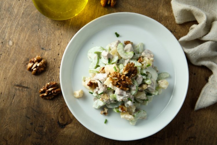 Салат с жареной курицей, виноградом и грецкими орехами