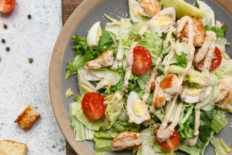 Салат с яйцами, жареной курицей и латуком