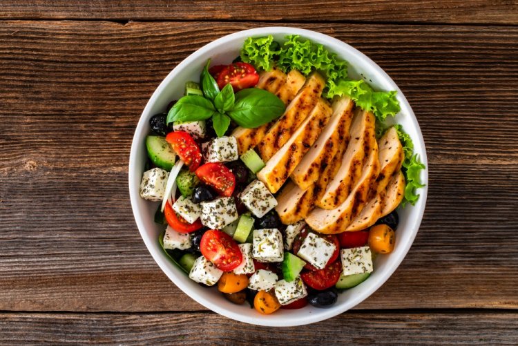 Салат с жареной курицей и фетой