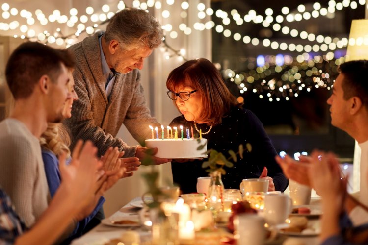 Поздравления с юбилеем 65 лет женщине – красивые, своими словами и в стихах