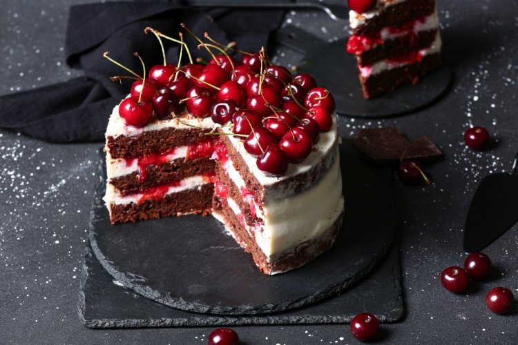 Шоколадный торт с вишней