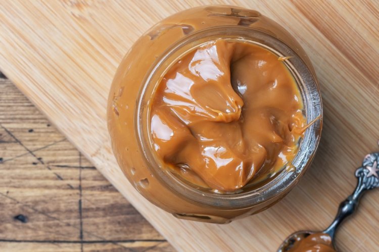 Крем с вареной сгущенкой и маскарпоне для торта