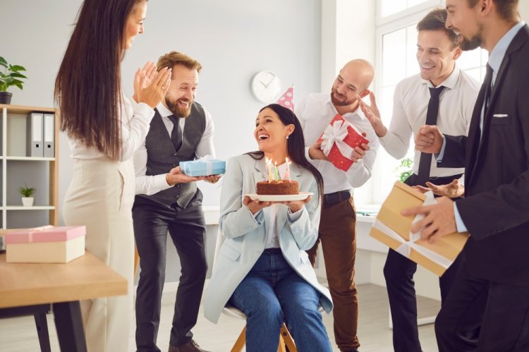 Короткие поздравления с Днем рождения для женщины-коллеги