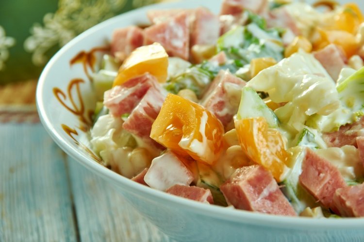 Салат с колбасой, кукурузой и сухариками