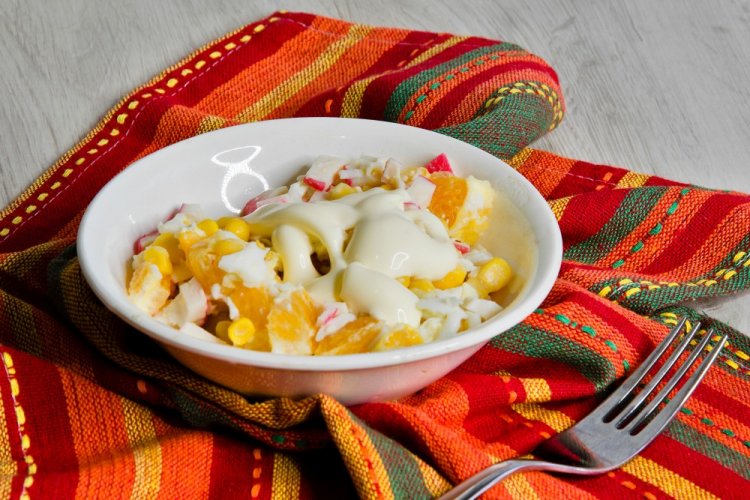 Салат с крабовыми палочками, кукурузой и апельсинами